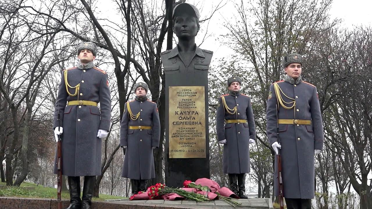В Донецке в День артиллерии открыли памятник командиру дивизона РСЗО Ольге Качуре