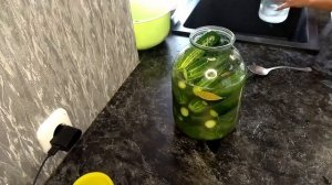 Солёные бочковые огурцы в банке на зиму