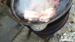 Говядина с помидорами на костре в казане