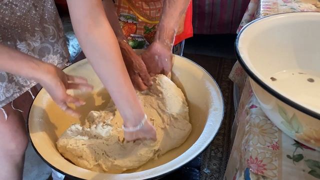 Баба Ріна вчить пекти цімборку хліб смотреть онлайн