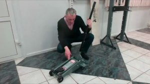 Домкрат подкатной AE&T T31202 2.5т профессиональный