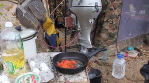 Походная яичница с гренками и помидорами