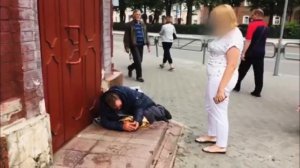 Пермская чинуша пинает бездомного.