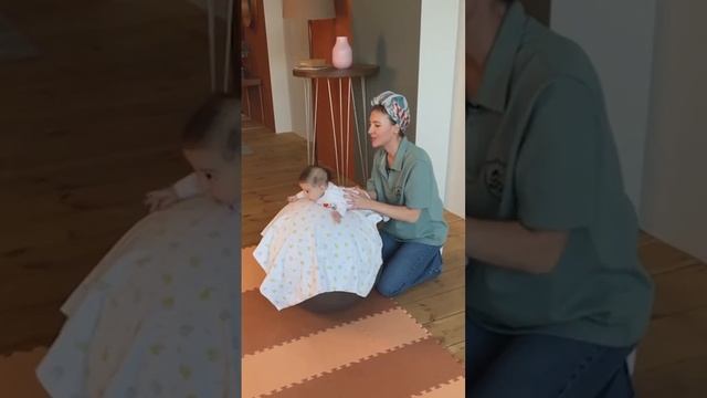 Упражнения для малыша на фитболе #развитиеребенка #ребенок #малыш #фитбол #упржнениядлямалыша смотреть онлайн