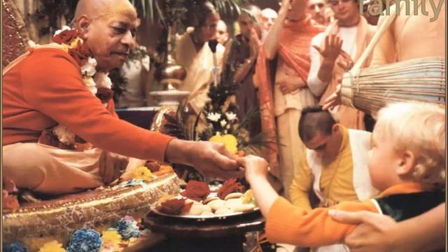 Шрила Прабхупада — Прасадом нужно кормить всех, не только бедных (специально для "Пища жизни") смотреть онлайн