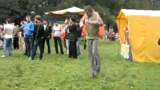 мужик танцует смотреть онлайн