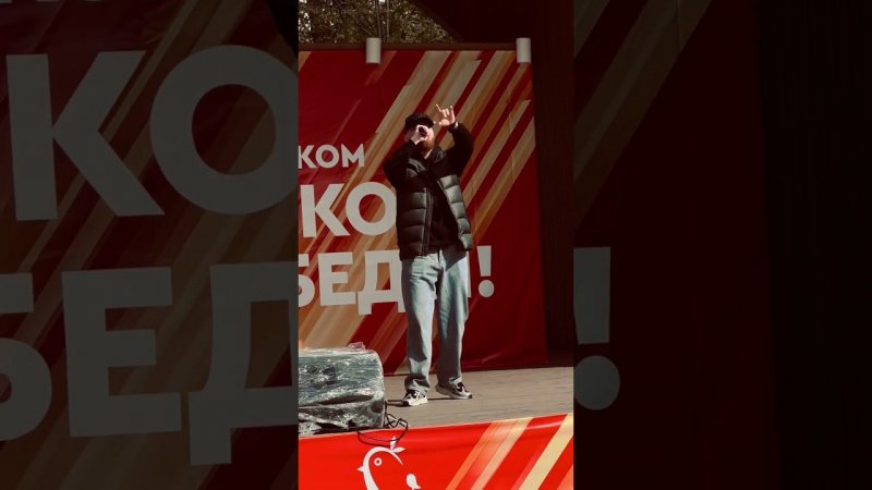 Олег Бодров с песней «Видит Бог» на сцене 9 мая