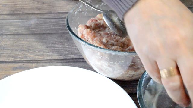 РЕЦЕПТ КОТЛЕТ ИЗ СВИНИНЫ. КАК ВКУСНО ПРИГОТОВИТЬ КОТЛЕТЫ НА СКОВОРОДЕ. ДОМАШНИЕ КОТЛЕТЫ.