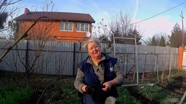 Подрезаем, копаем, облагораживаем/Пересадка газонной травы на другое место/Переезд на юг смотреть онлайн