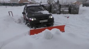 Чистим снег отвалом на Нива Шевроле.