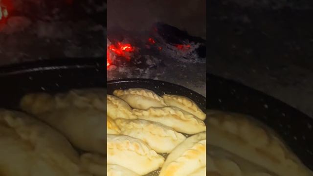 Учусь печь в русской печи. I am learning to bake in a Russian oven. смотреть онлайн
