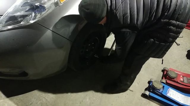 Ремонт датчика давления TPMS Nissan Leaf замена вентиля. Привязка датчиков с помощью LeafSpy Pr смотреть онлайн