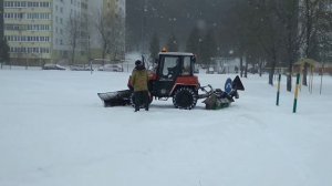 Мини трактор со щеткой приехал чистить каток. Хватит ли мощности?