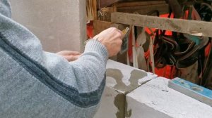 Запиливание и перевязка газоблока на эркере.