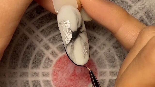 МК Завораживающий дизайн на типсах! Текстуры под матовым топом с поталью смотреть онлайн