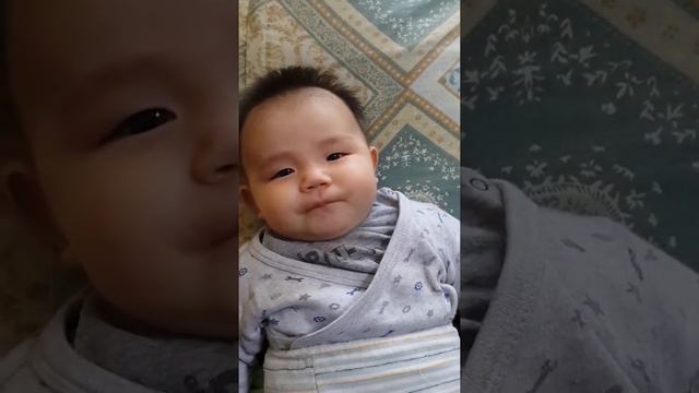 Малыш сосёт свой язык смотреть онлайн