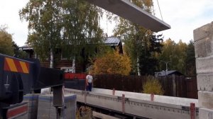 Укладываем на гараж огромные плиты перекрытия 8 метров специальным краном