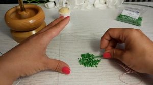 Как набрать бисер на нить? Уроки вязания бисером для начинающих.