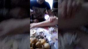 По пьяни режут и бреют руку парню