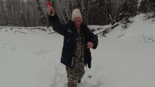 Зимняя рыбалка на хариуса под конец декабря 2022. В поиске хариуса. Этот хорёк сделал всю рыбалку.