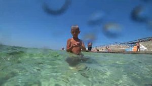 Купание в море и тёплая водичка... Ксюша делает кувырок в море...