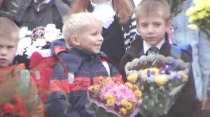 Почему бы не поржать на линейке 1 сентября! Подумаешь, первый раз в школе :)))