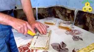 Разрезаю по частям  сотовый мёд