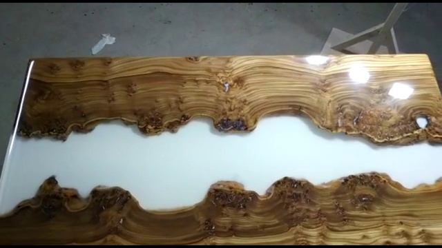 Журнальный столик из капового карагача с белой рекой