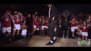 Игрок "Милана" Боатенг танцует как Майкл Джексон.