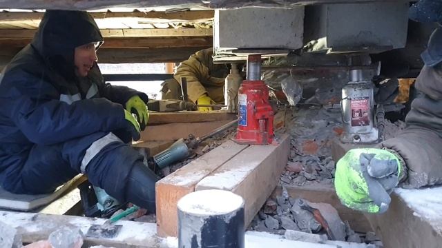 Подъём дачного дома и печки на винт сваи.