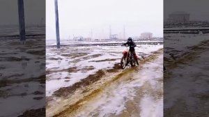 Учусь поднимать мотоцикл на заднее колесо