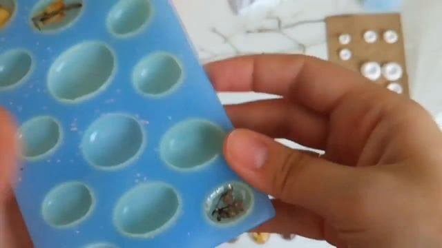 Кабошоны из эпоксидной смолы: вынимаем из молда