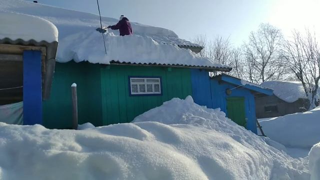 ?Чищу снег на крыше?Зима в деревне? смотреть онлайн