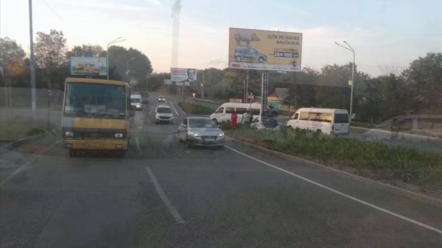 На съезде с моста через Волчью машина врезалась в борд смотреть онлайн