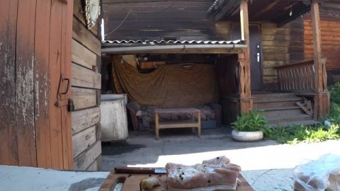 Обед в ограде солёным салом (салоежка)