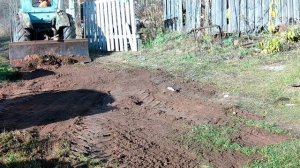 Трактором ровняю дорогу.