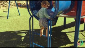 Алиса на детской площадке. Как ребенок в 1 год и 1 месяц самостоятельно покоряет горку!
