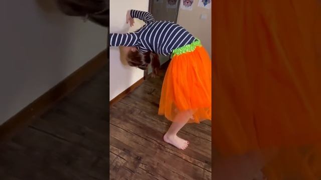 Я научилась за один день делать мостик ?#дети #viral #игра #challenge смотреть онлайн