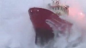 Плавание в свежую и штормовую погоду - Штормующий траулер