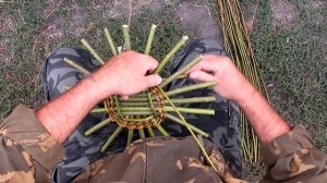 Плетение круглого донышка из неокорённого прута для простой корзины