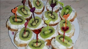 Бутерброды с креветками, сливочным сыром и киви