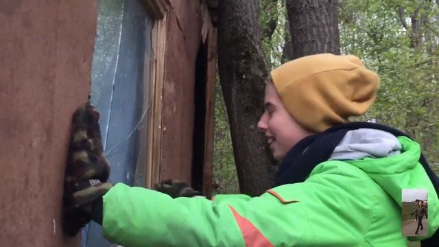 Делаем шалаш в лесу разбираем старый дом работников смотреть онлайн