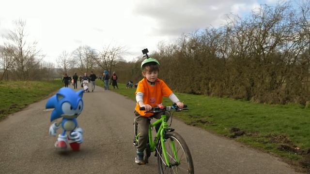 Real Sonic Hedgehog vs kids race - Who's faster? смотреть онлайн