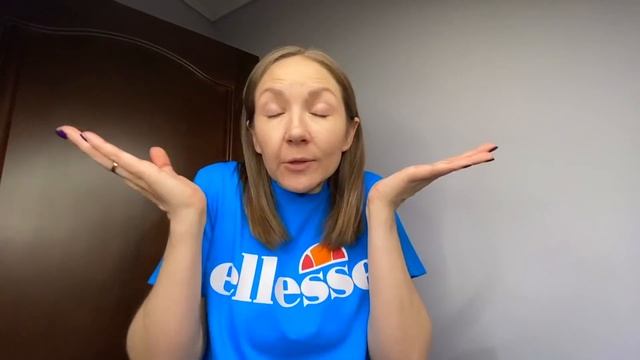 Мама делает Маше прическу