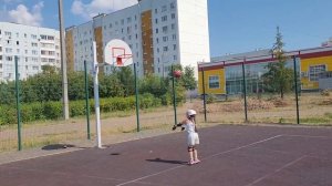 Хорошая прогулка в солнечный день) Самия и Замира сегодня спортсменки⚽️