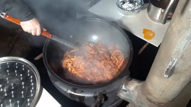 Такой солянки вы еще не пробовали.Быстро и вкусно.Солянка от дяди Миши в казане на костре.