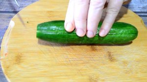Салат из краснокочанной капусты, огурца, болгарского перца и зеленого горошка. Еда для диабетика.