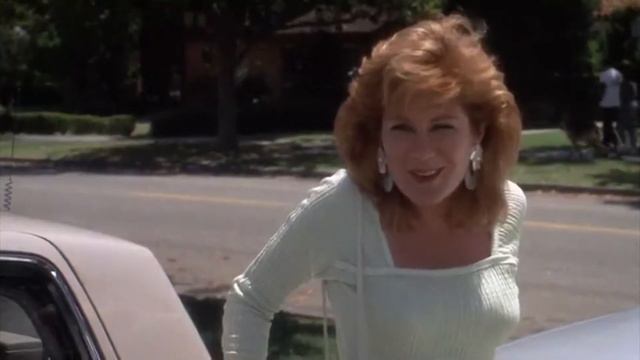 Джулиус (Арнольд Шварценеггер) поет в душе. Близнецы (фильм 1988) перевод "Петербуржец". смотреть онлайн