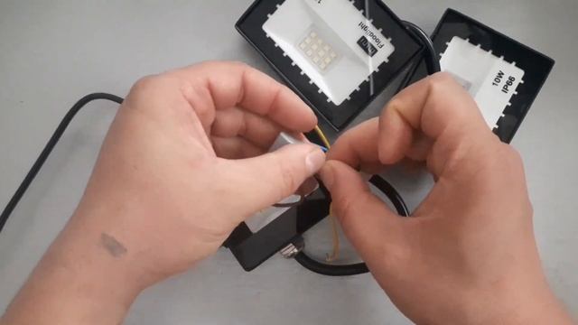 Как подключить Прожектор..три прожектора на один провод..Легко. смотреть онлайн