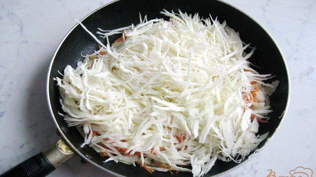 Солянка с копченой колбасой и сосисками